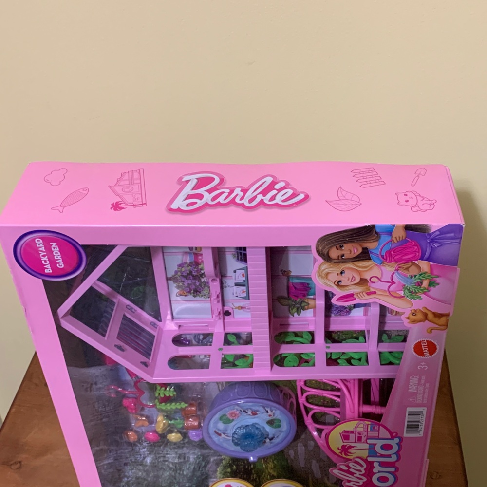 Barbie World Pink Backyard Garden Flowers Bench Pots Fish Pond - Picture 3 of 6
